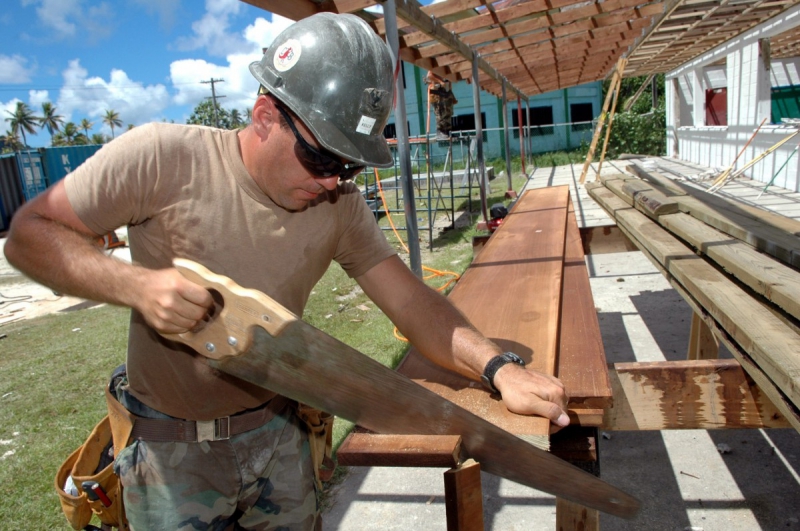 charpentier-PUGET SUR ARGENS-min_worker_construction_building_carpenter_male_job_build_helmet-893290